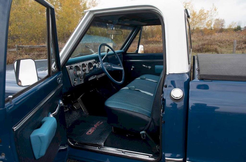 The 1969 GMC truck featured a rugged, proven suspension system designed for durability and off-road capability.