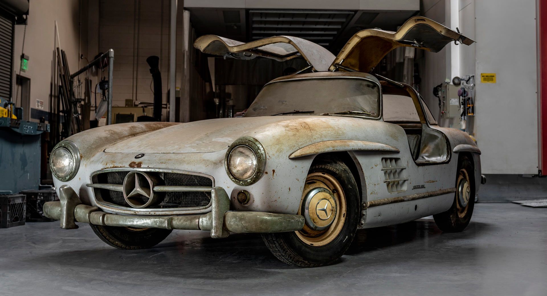 1fb4fdd2-mercedes-300sl-gullwing-barnfind-00