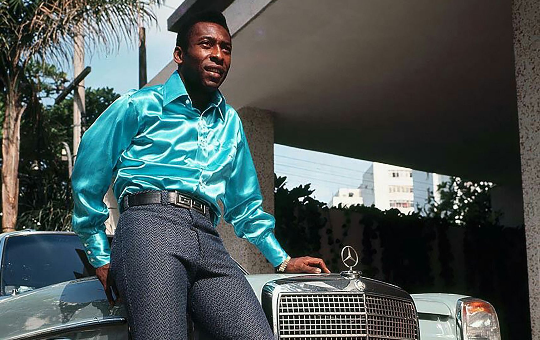 Pele posing with his Mercedes-Benz 280 SE W108