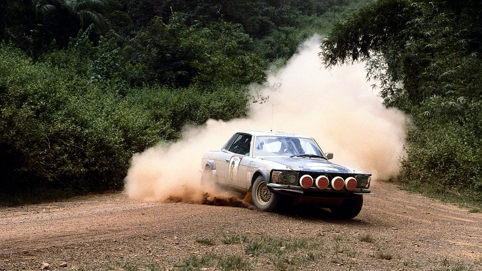 1980 holen björn waldegård und hans thorszelius sowie jorge recalde und nestor straimel bei der 12 rallye bandama, côte dʼivoire elfenbeinküste, vom 9 bis 14 dezember 1980 einen doppelsieg mit dem 500 slc rallyefahrzeug der erfolg krönt den letzten werksseitigen rallyeeinsatz der damaligen daimler benz ag in 1980, björn waldegård and hans thorszelius as well as jorge recalde and nestor straimel finished in positions one and two at the 12th bandama rally in ivory coast between 9 and 14 december 1980 with the 500 slc rally vehicle the victory marked the last works team rally deployment by what was known as daimler benz ag at the time