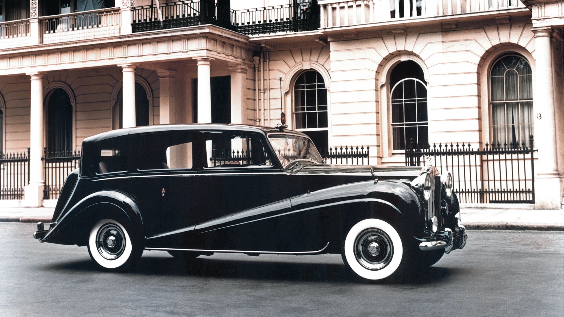 Black Rolls-Royce Silver Wraith