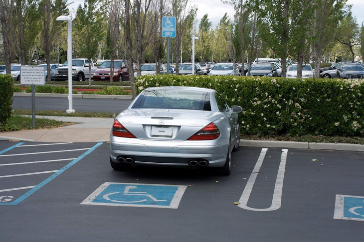 Steve Jobs didn't just change cars constantly. Parking in the slot for disabled people is a habit of his that many people criticize - Photo: Luxury Launches